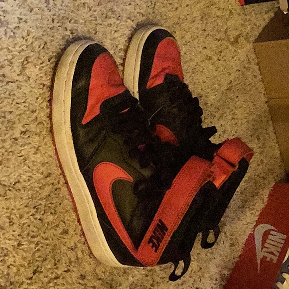 Used Nike red and black dunk highs size youth 4.5 - Picture 2 of 7